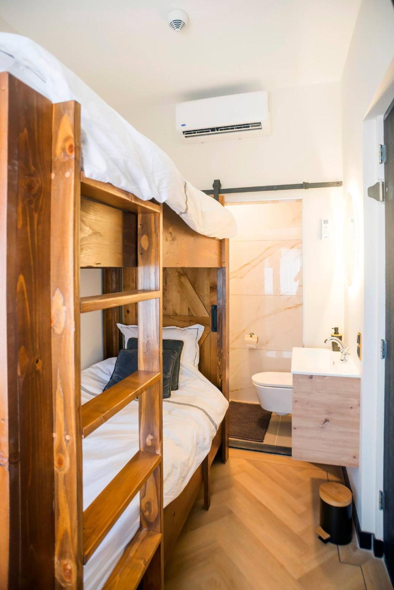 Petite Room With Wifi, Ac, And Shared Kitchen Tilbourg Extérieur photo